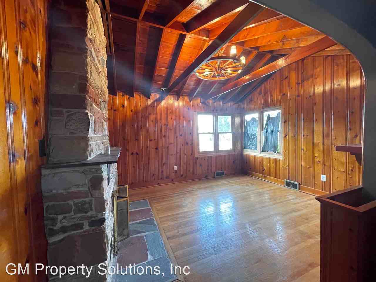 500 Maple Rd - Photo 3 of 15