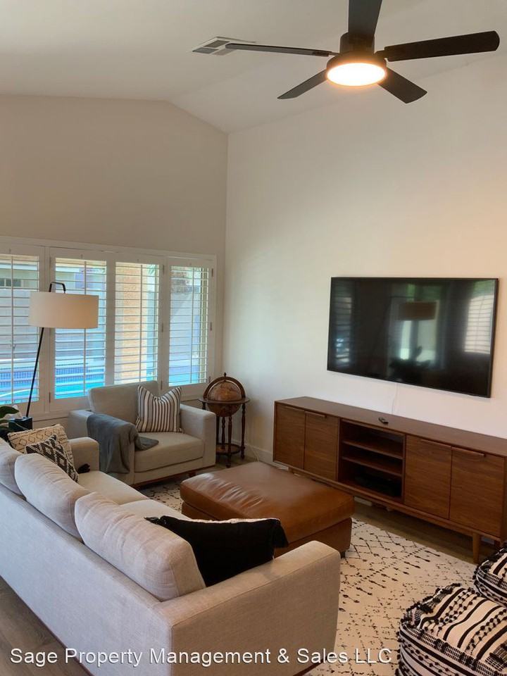 471 W Douglas Ave - Photo 3 of 17