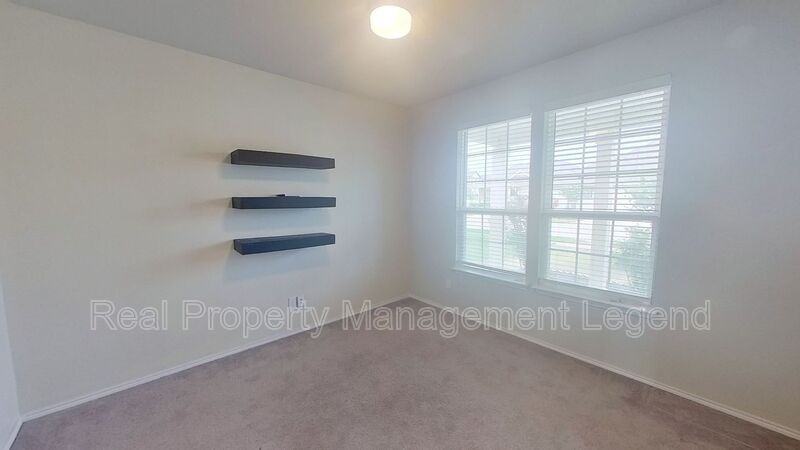 1608 Hinckley Ave - Photo 3 of 27