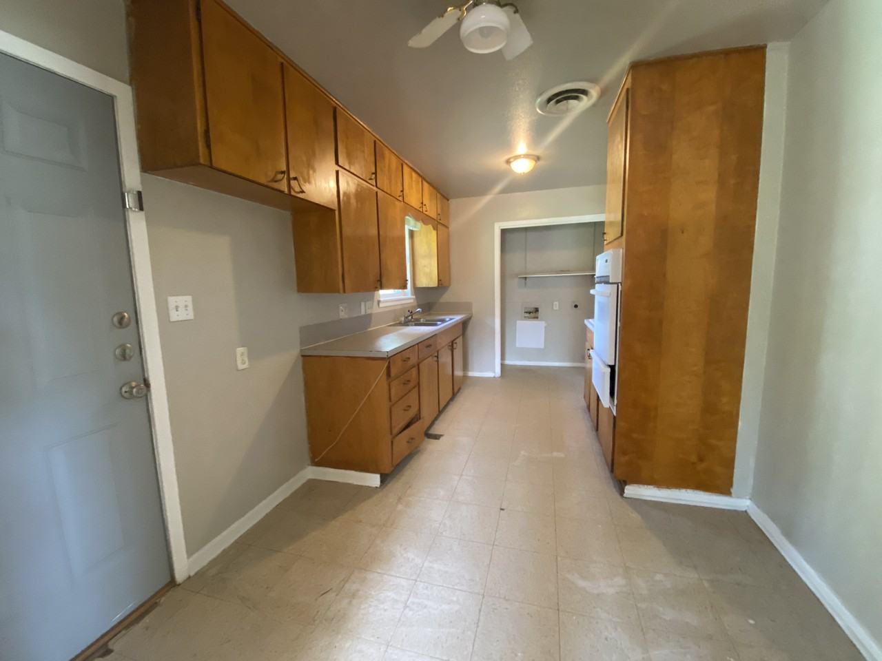 709 Avenue H - Photo 3 of 7