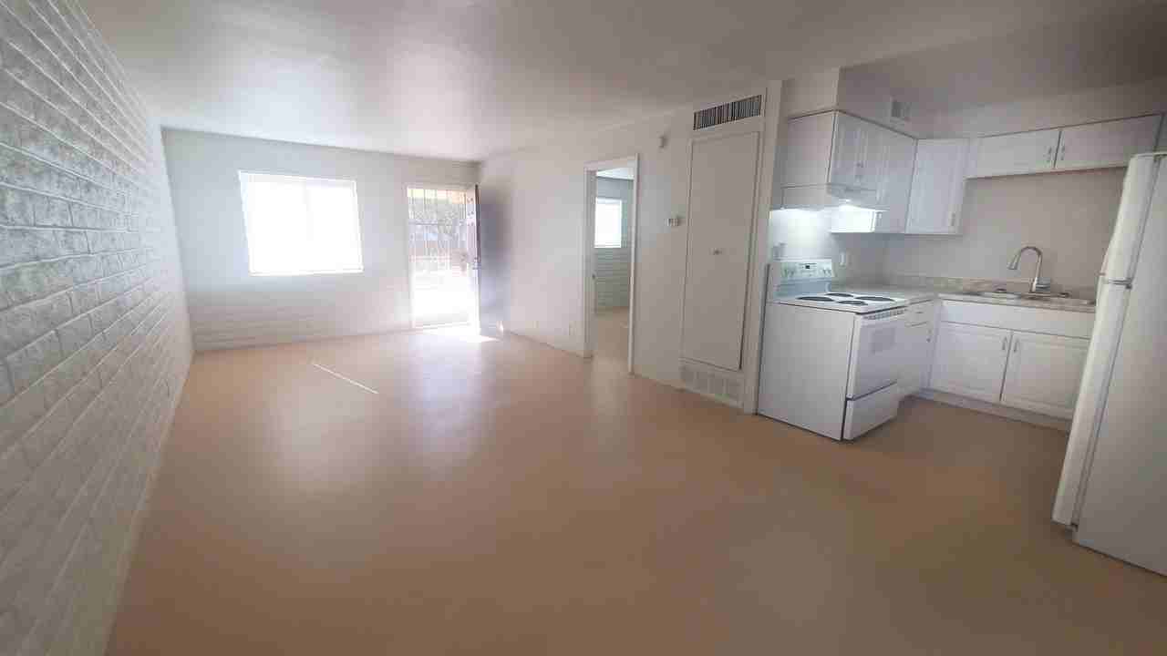 319 E Blacklidge Dr - Photo 2 of 8