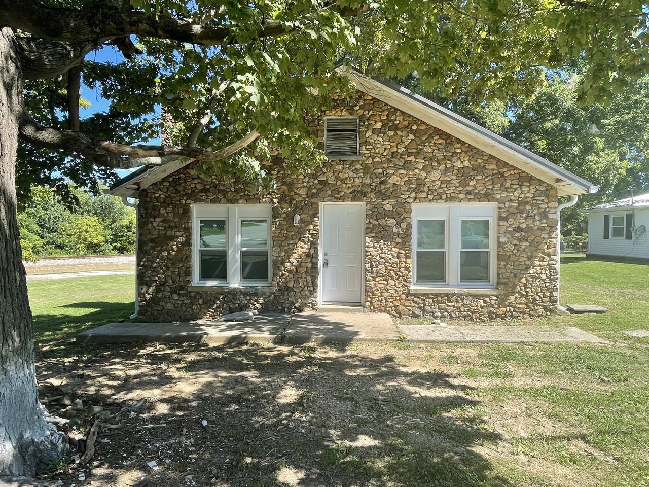 101 Dickson Ave - Photo 3 of 11