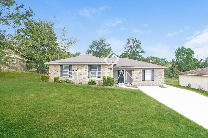 3752 Fairington Dr - Photo 2 of 15