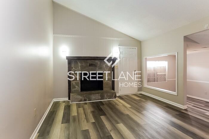 3752 Fairington Dr - Photo 3 of 15