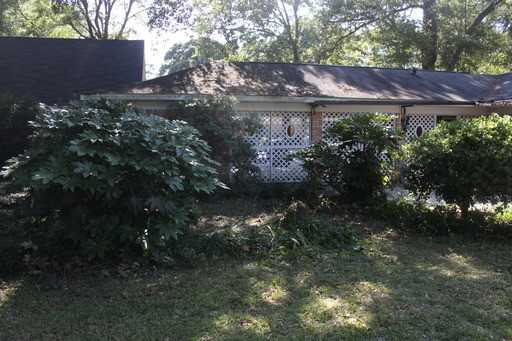 562 Barcelona Dr - Photo 2 of 6