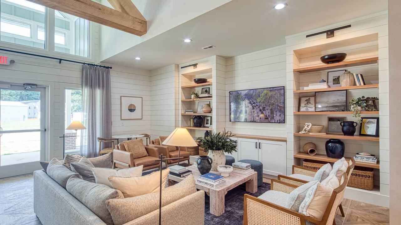 Four Seasons - Photo 3 of 39