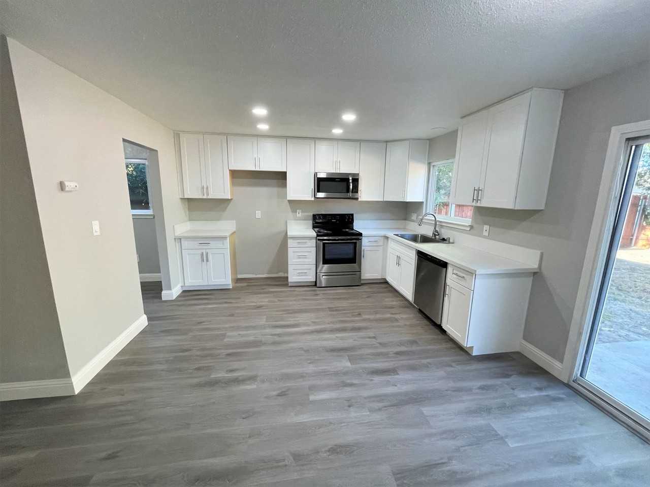 960 Pembroke Way - Photo 3 of 11