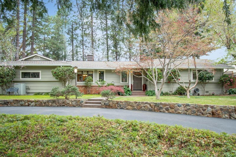 11116 Crescent Dr - Photo 2 of 30