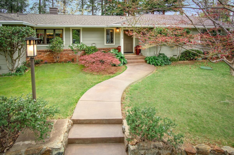 11116 Crescent Dr - Photo 3 of 30