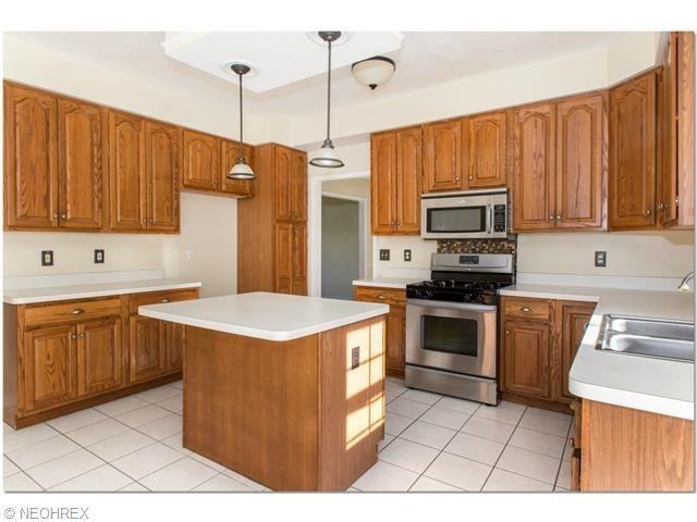 8545 Oaktree Dr - Photo 3 of 20