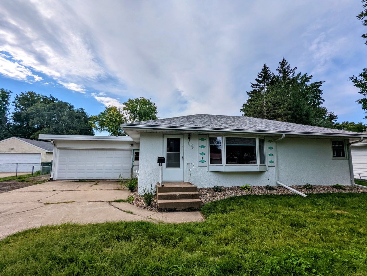 1194 Laurie Rd W - Photo 2 of 18