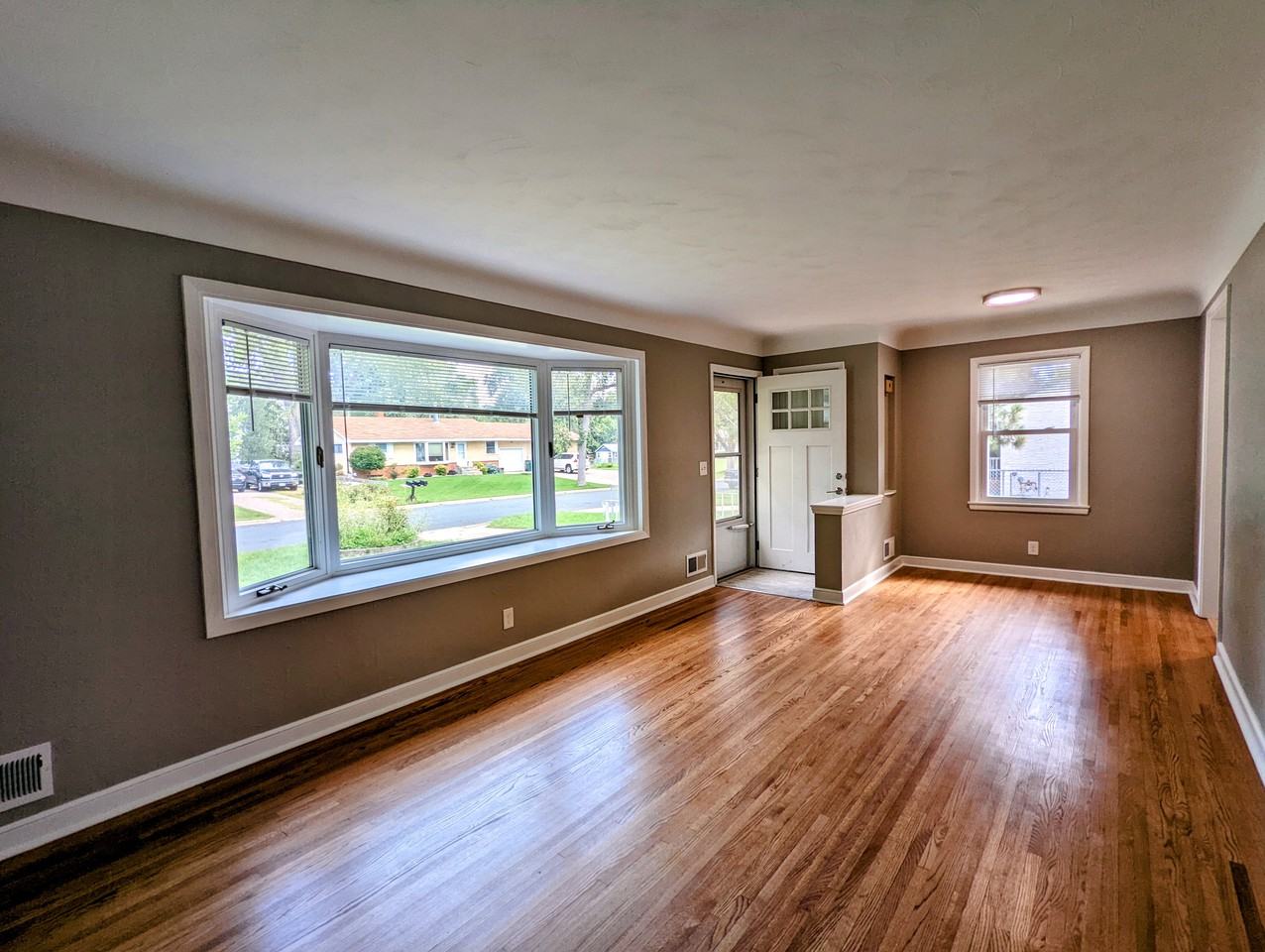 1194 Laurie Rd W - Photo 3 of 18