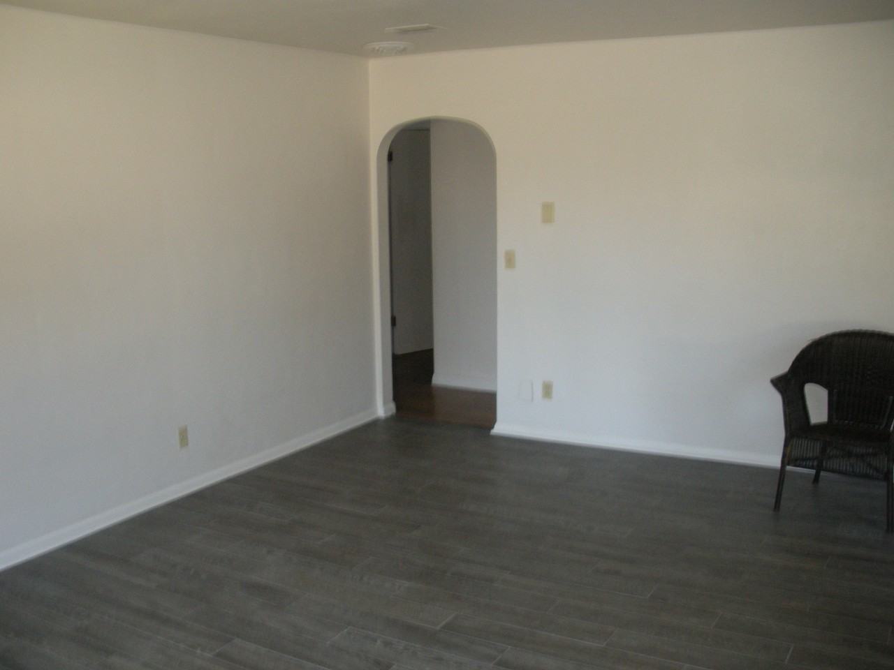 221 N Prairie St - Photo 2 of 16