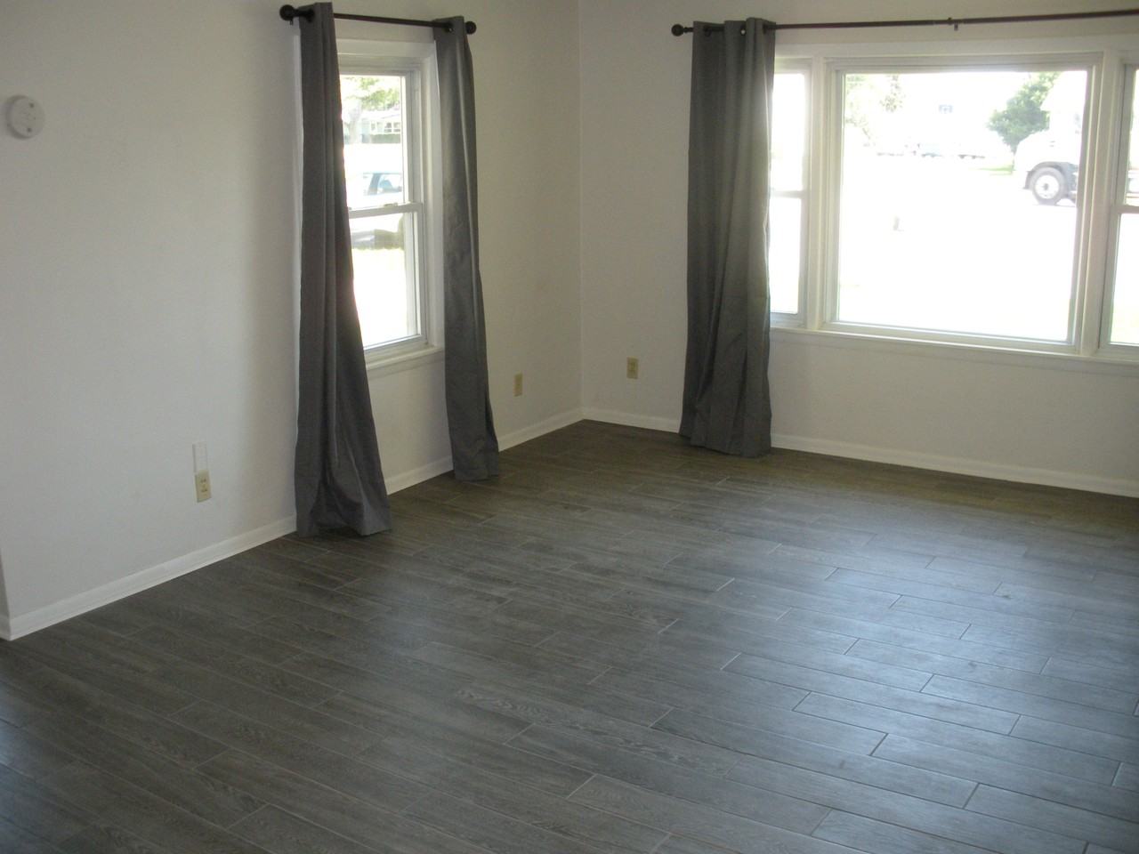 221 N Prairie St - Photo 3 of 16