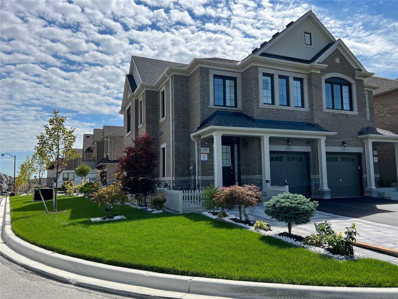 33 Tesla Cres - Photo 2 of 7