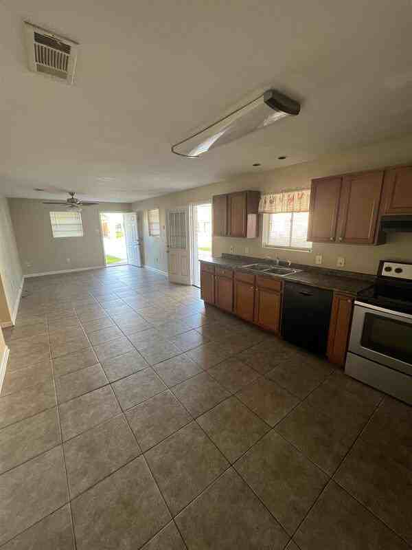 210 W Genie St - Photo 3 of 10