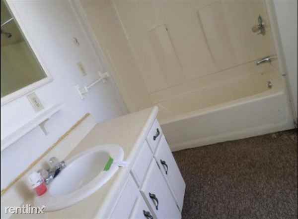 433 N Wood St - Photo 3 of 10