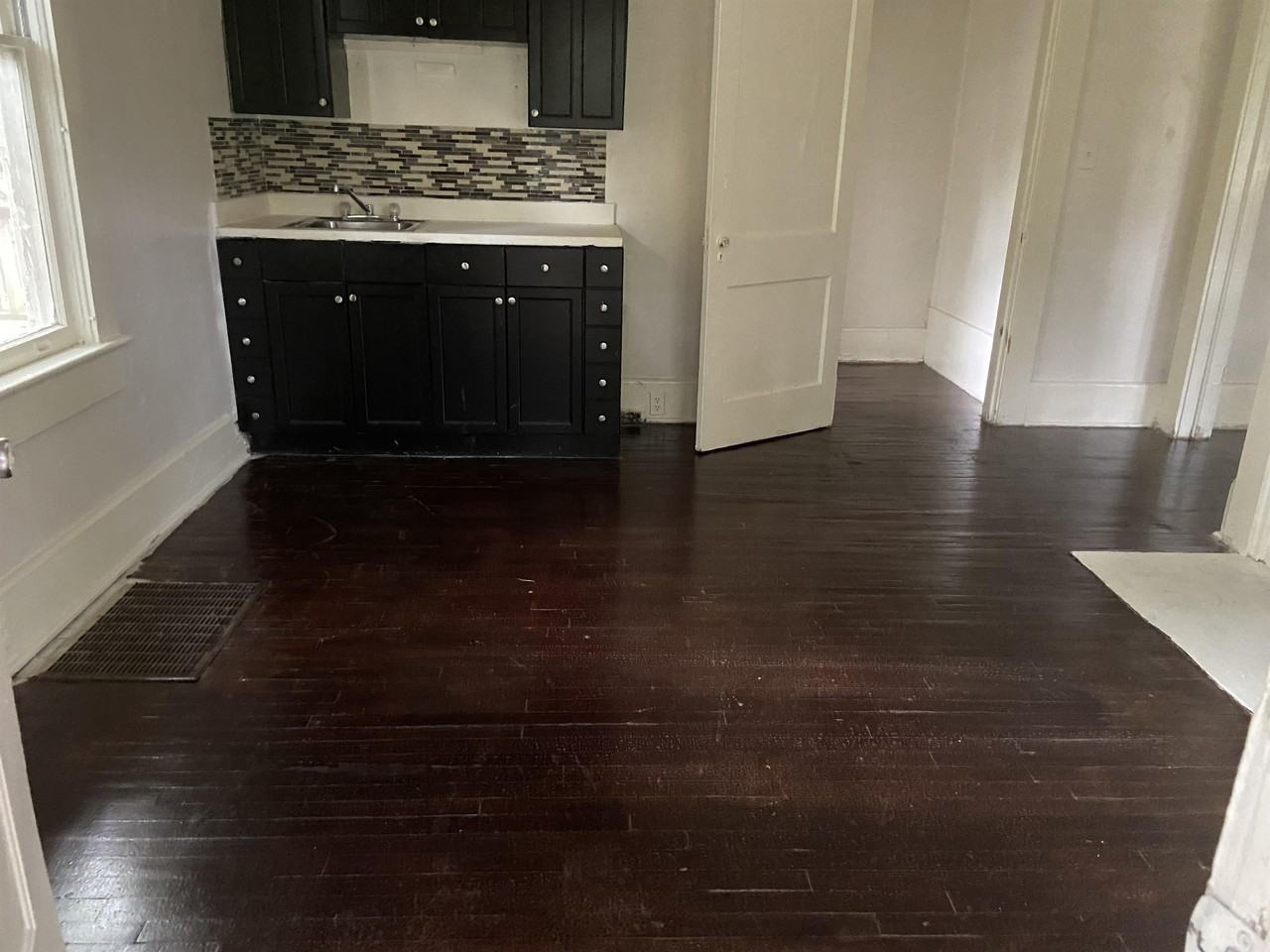 E Jane St #306-5 - Photo 4 of 4