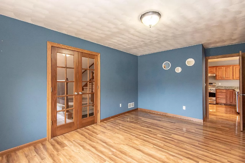 N48W16103 Lone Oak Ln - Photo 3 of 37