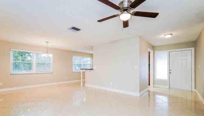 418 NE 15th Ave - Photo 3 of 13
