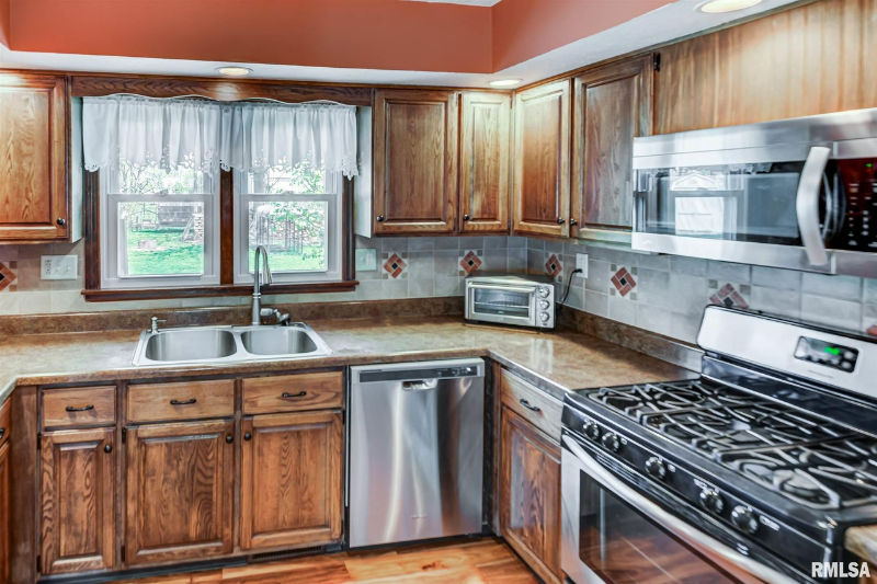 403 W 1st St - Photo 2 of 12