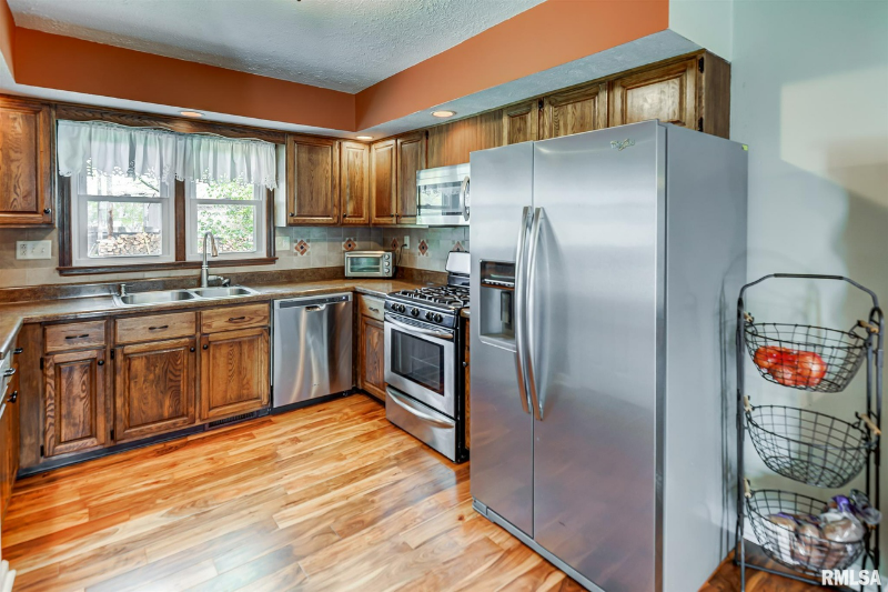 403 W 1st St - Photo 3 of 12