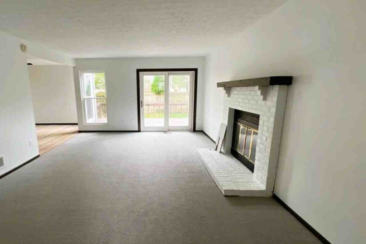 324 Meadowside Ct - Photo 2 of 10