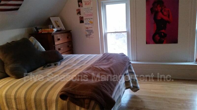 122 Buell St - Photo 3 of 8