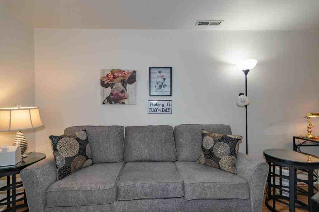 565 Primrose Dr - Photo 3 of 41