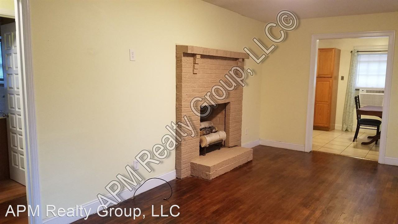 3828 Roscoe St - Photo 3 of 15