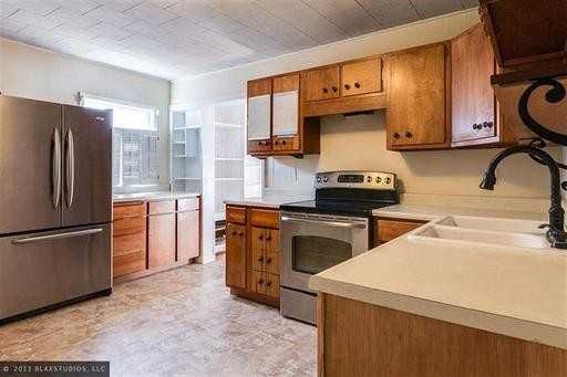 325 Spruce St - Photo 3 of 16