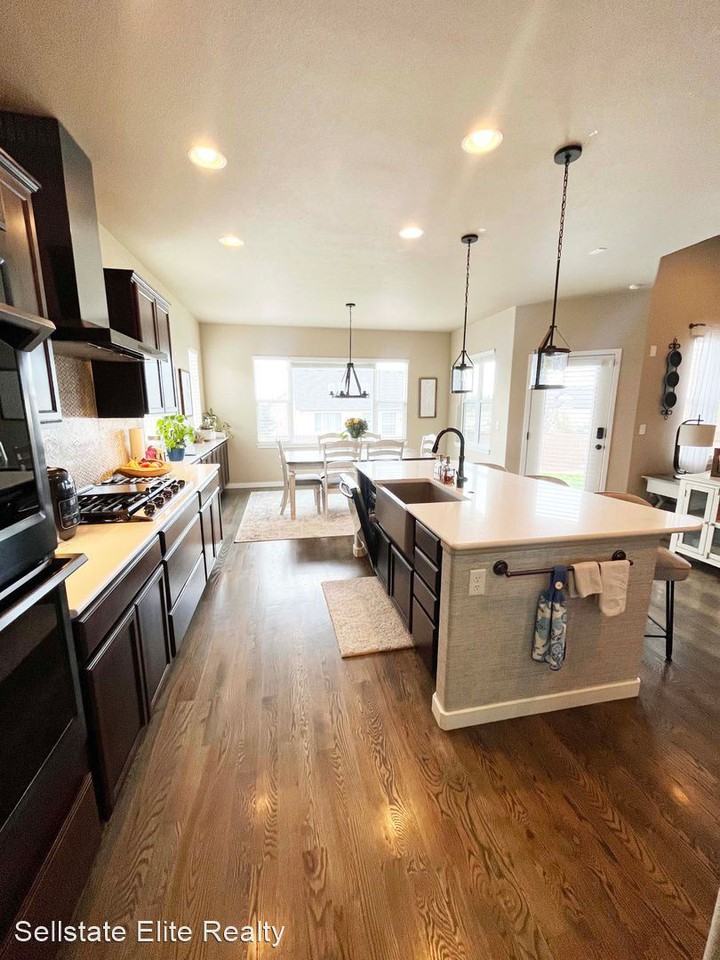 3358 Golden Meadow Way - Photo 3 of 32