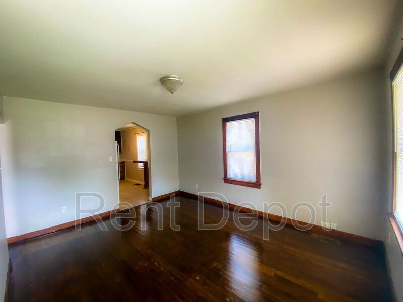 724 Sweetser Ave - Photo 3 of 32