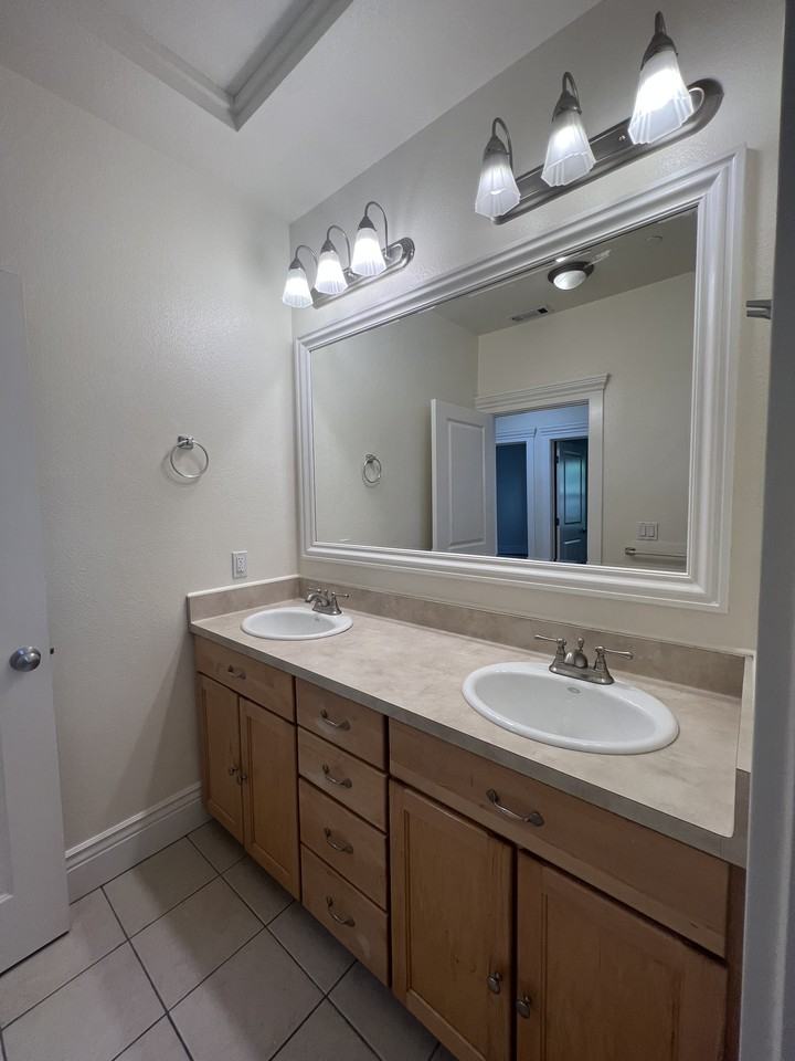 523 D St - Photo 2 of 13