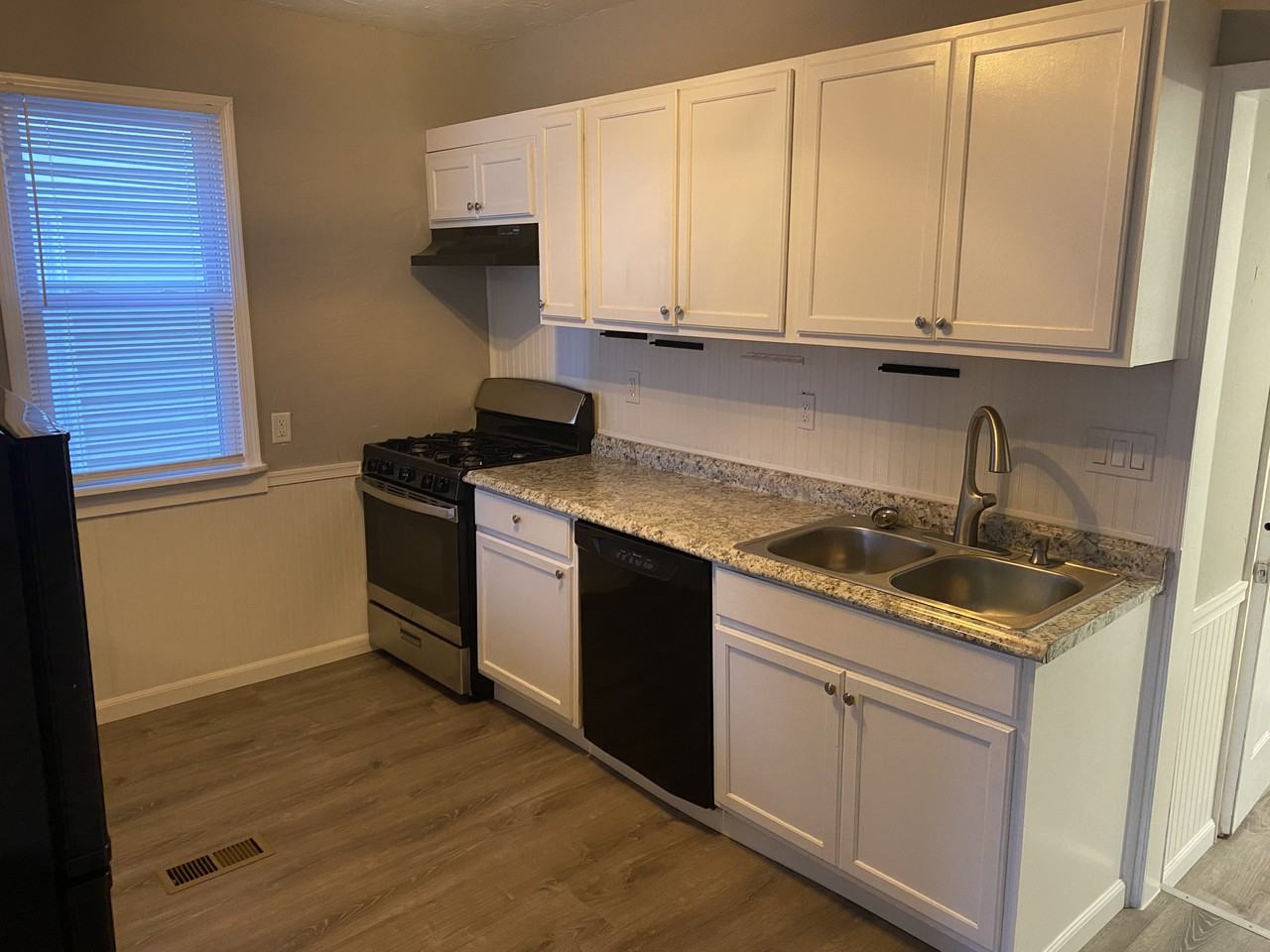 216 W Carpenter Ave - Photo 3 of 12