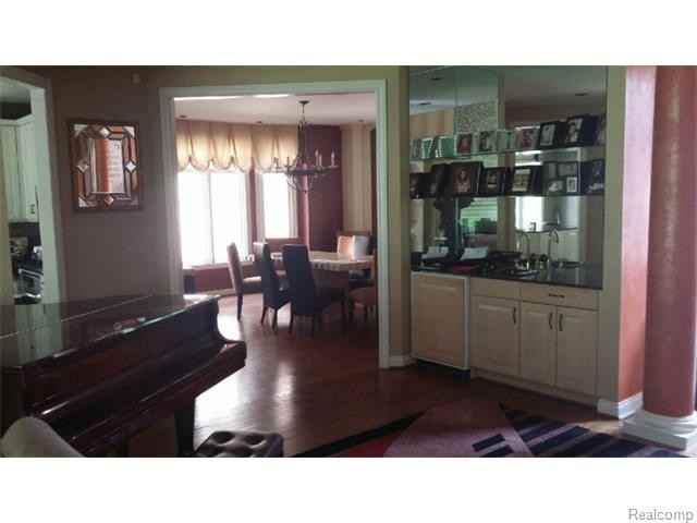 10 Gleneagles Ct - Photo 3 of 6