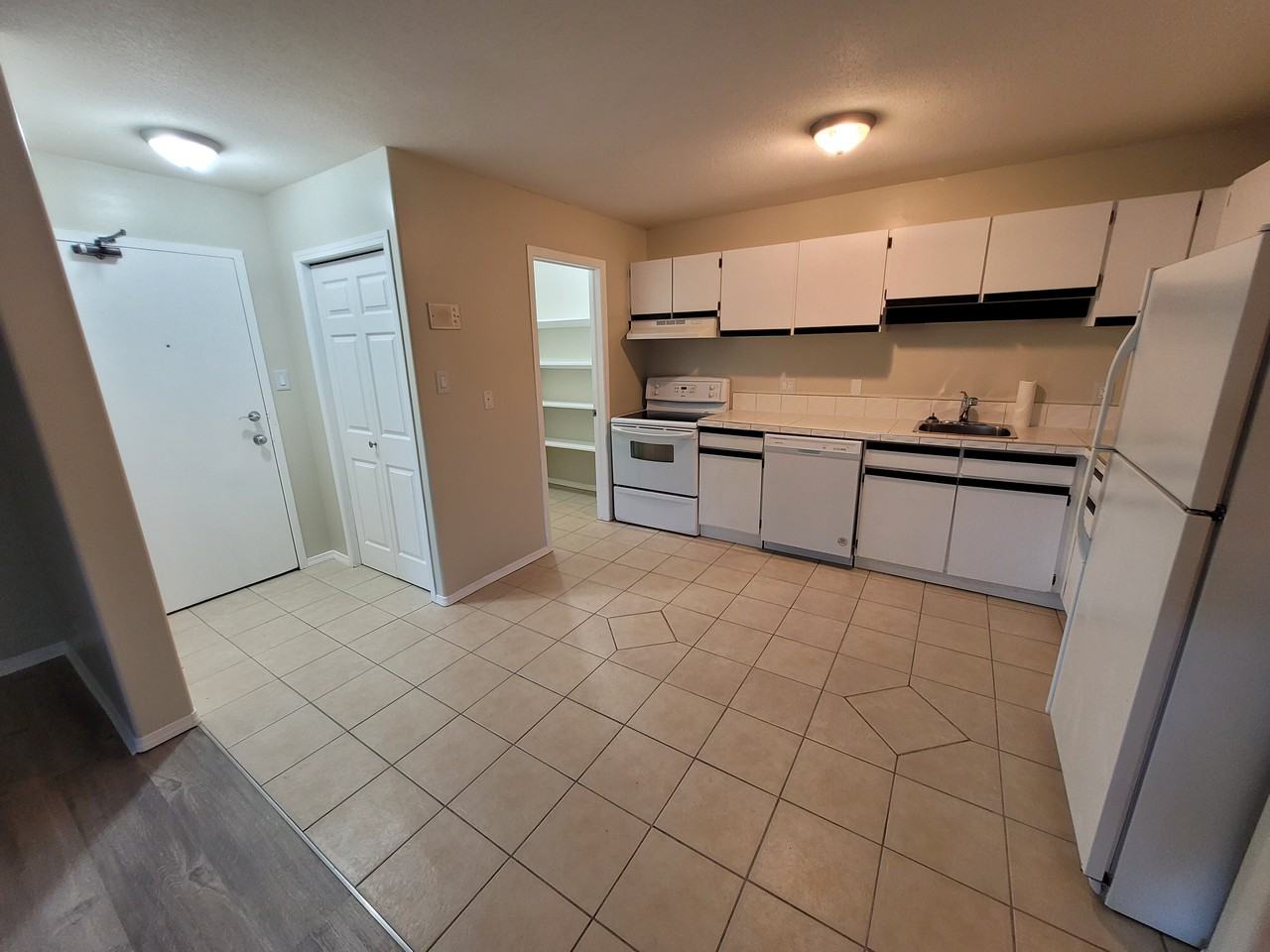 245 Kingsmere Blvd - Photo 3 of 11