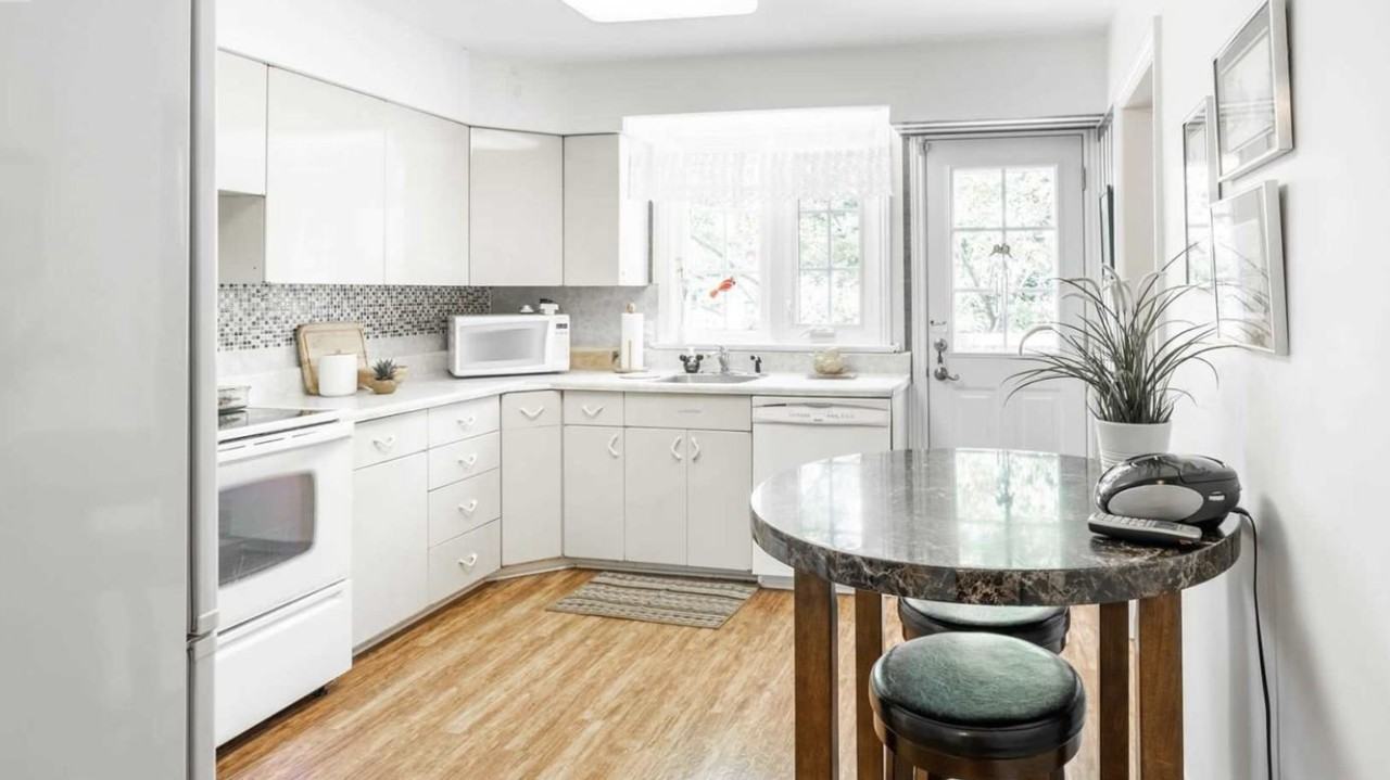 21 Kingsway Dr - Photo 2 of 32