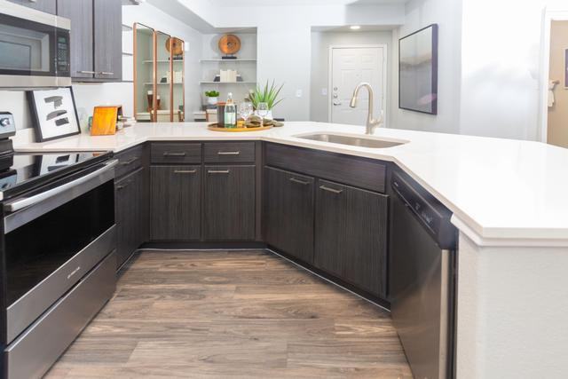 3010 W Yorkshire Dr - Photo 5 of 32