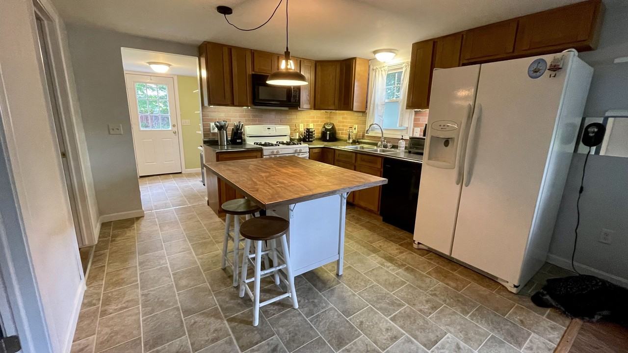 223 Bradford St - Photo 2 of 13