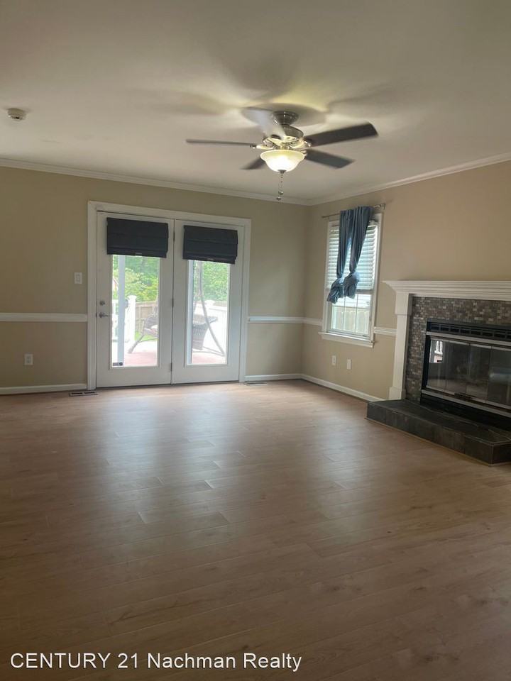 207 Riverside Dr - Photo 3 of 23