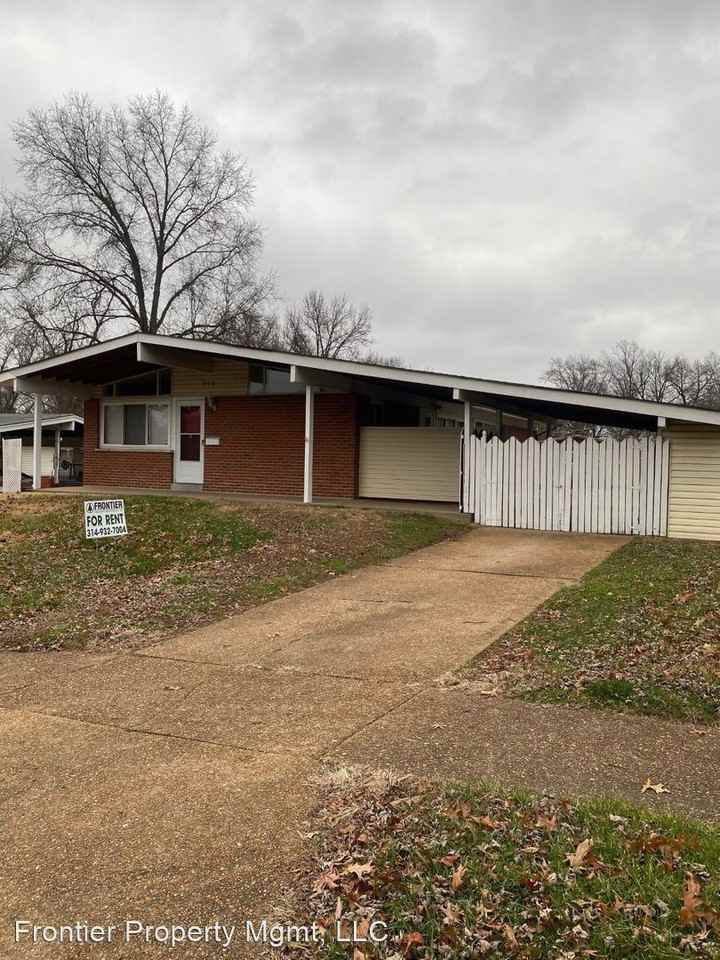 560 Jamaica Pl - Photo 2 of 17