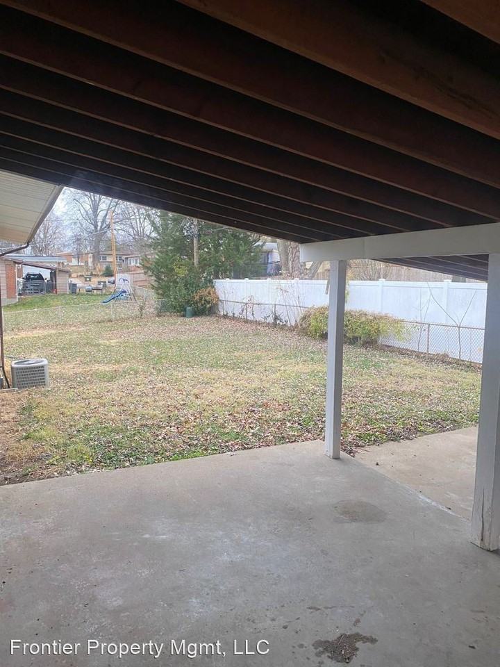 560 Jamaica Pl - Photo 3 of 17