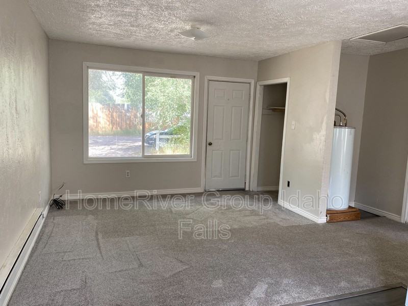 1944 Lawrence Ln - Photo 3 of 10