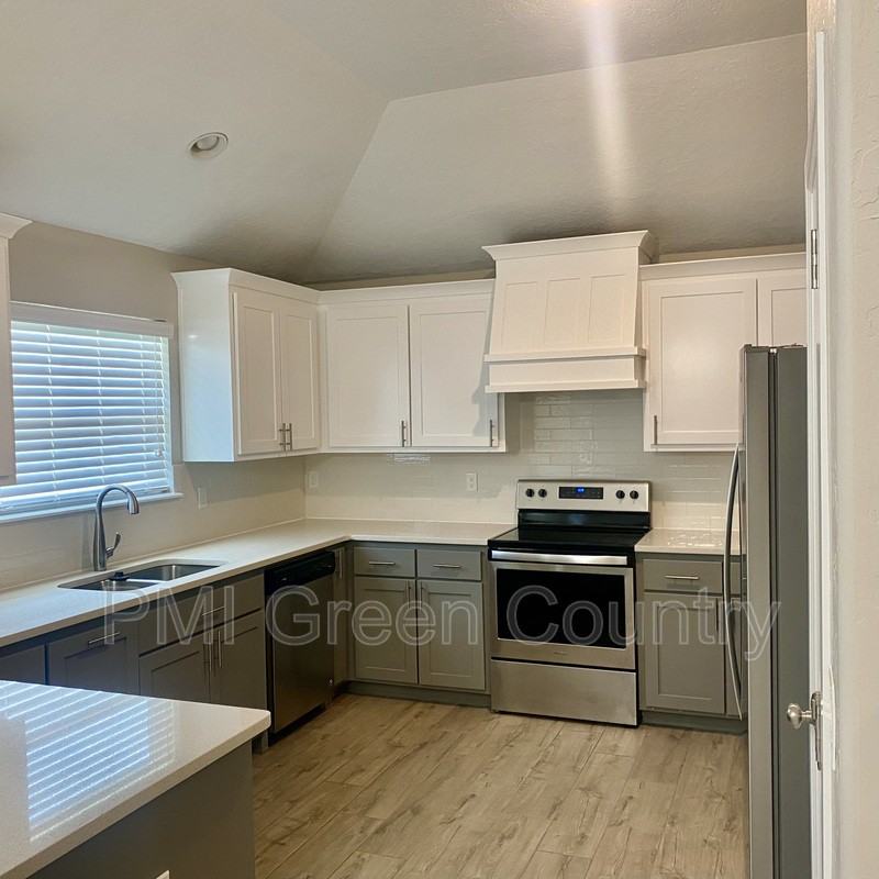 21025 E 40th Pl S - Photo 3 of 16