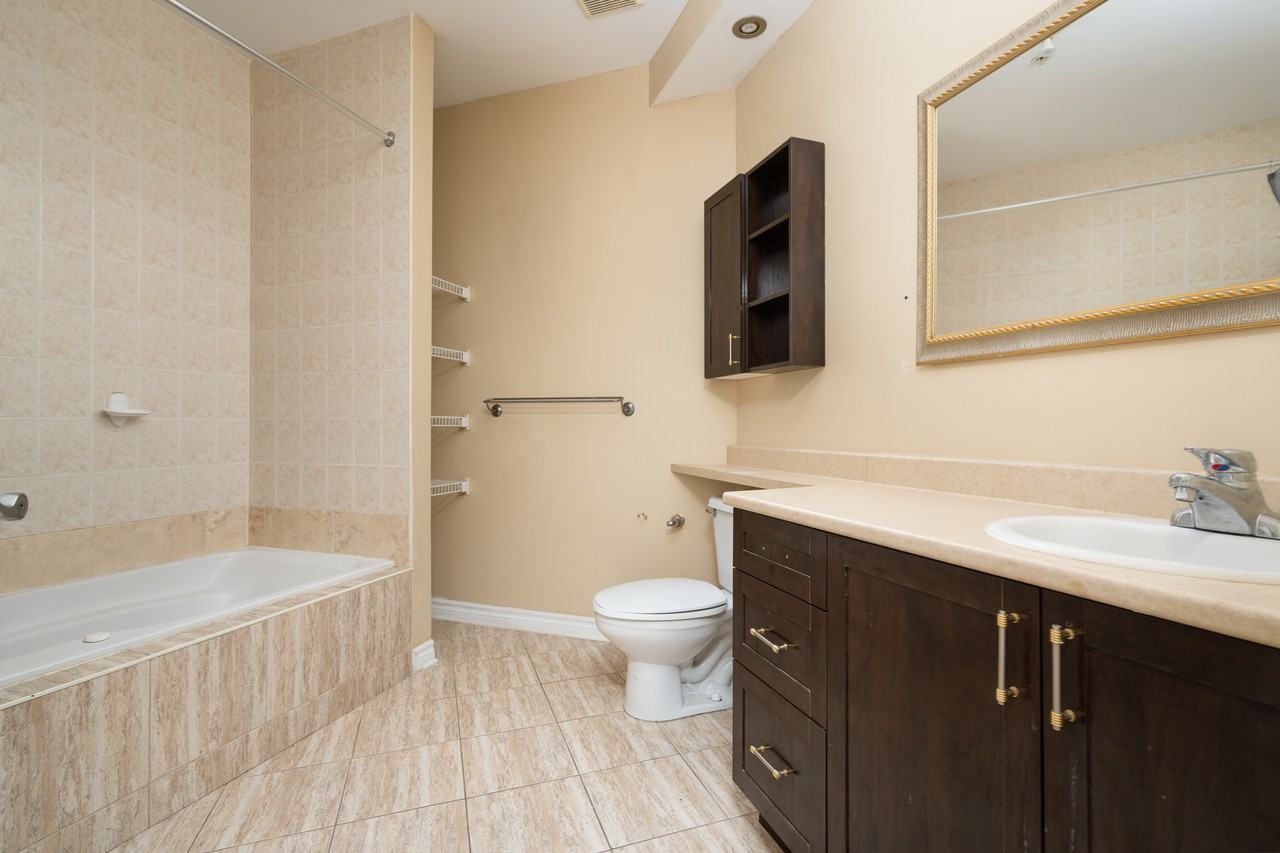 320 Rue Sherbrooke O. #204 - Photo 3 of 18