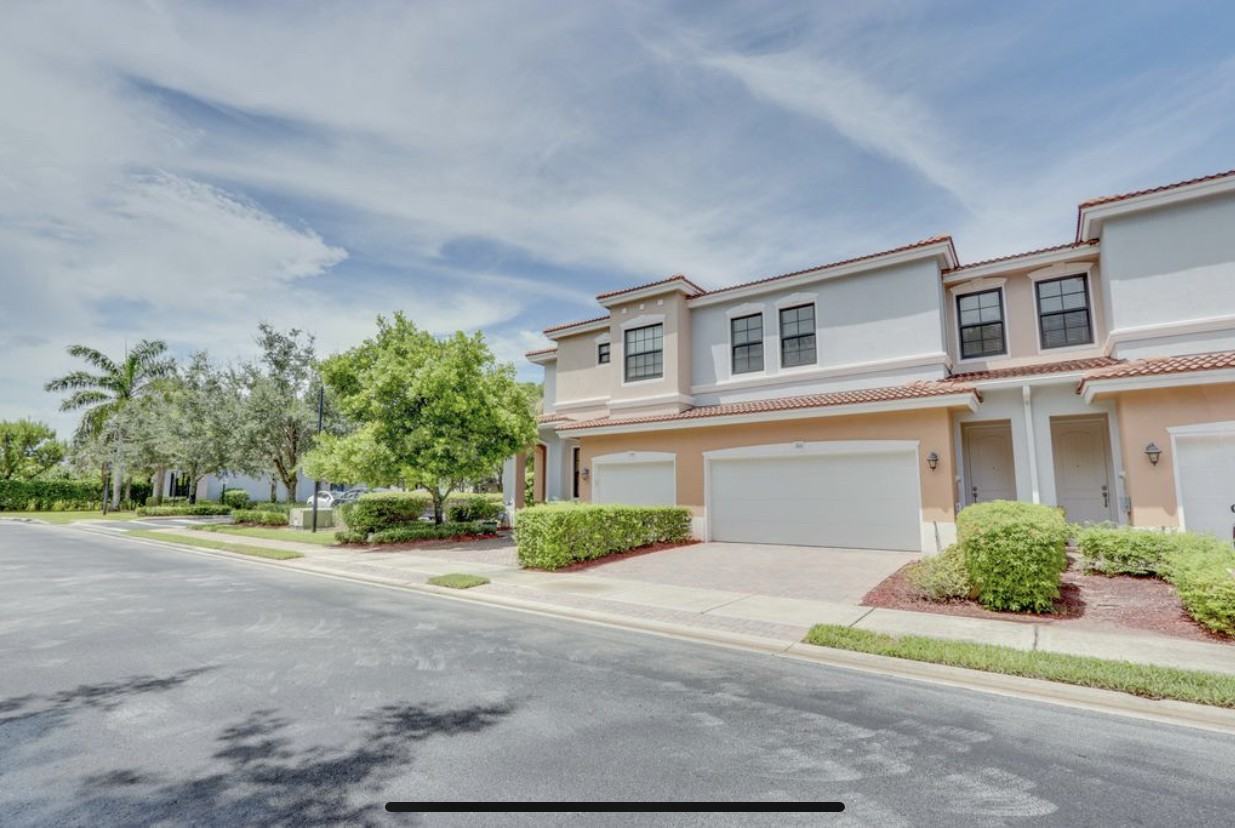 166 Gramercy Square Drive - Photo 3 of 21