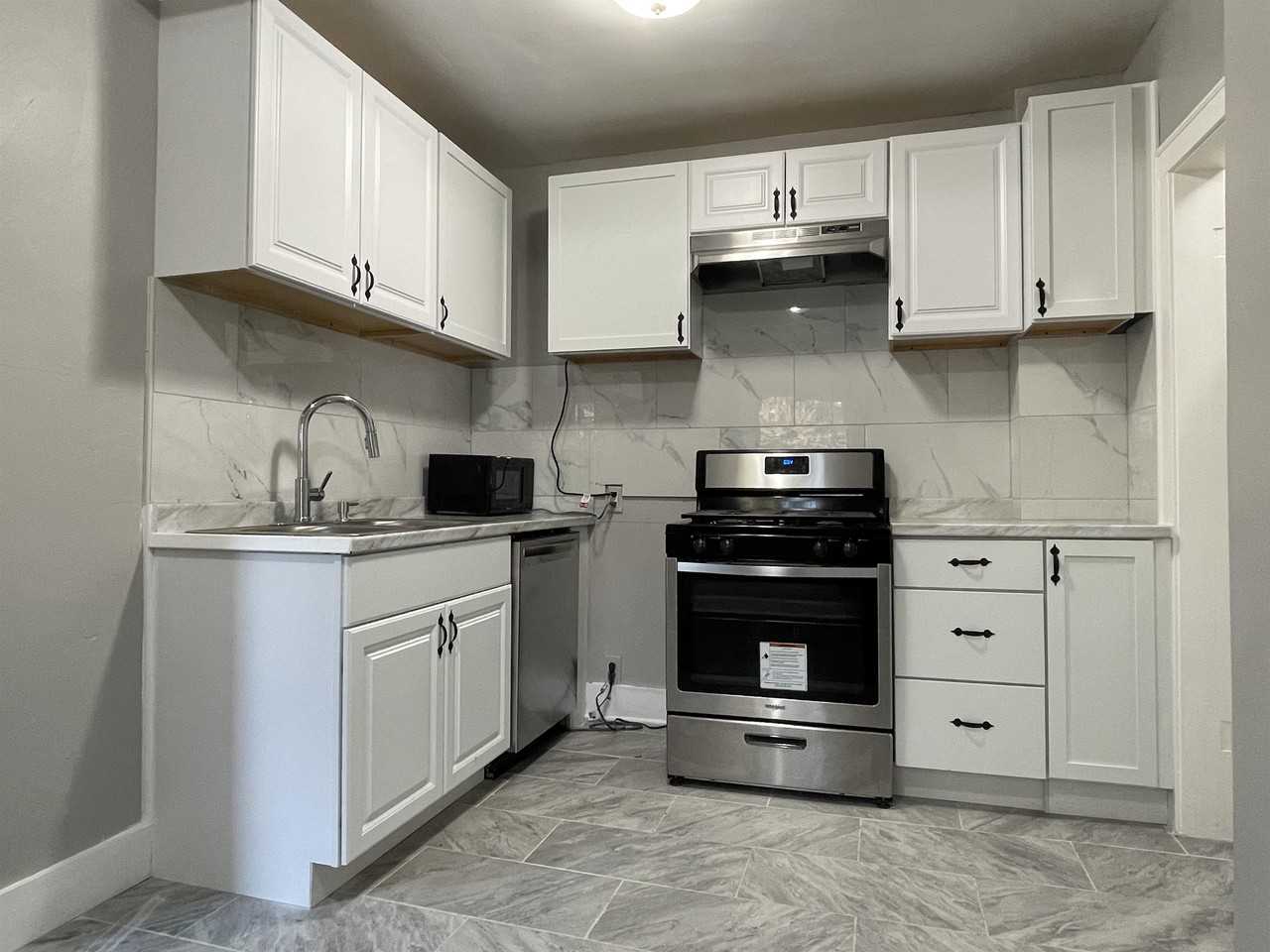 4333 Fremont Ave N #4 - Photo 5 of 14