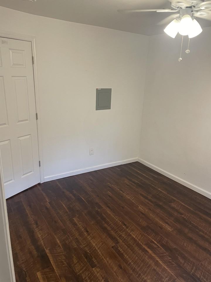 829 Suffolk Ave #10 - Photo 3 of 8