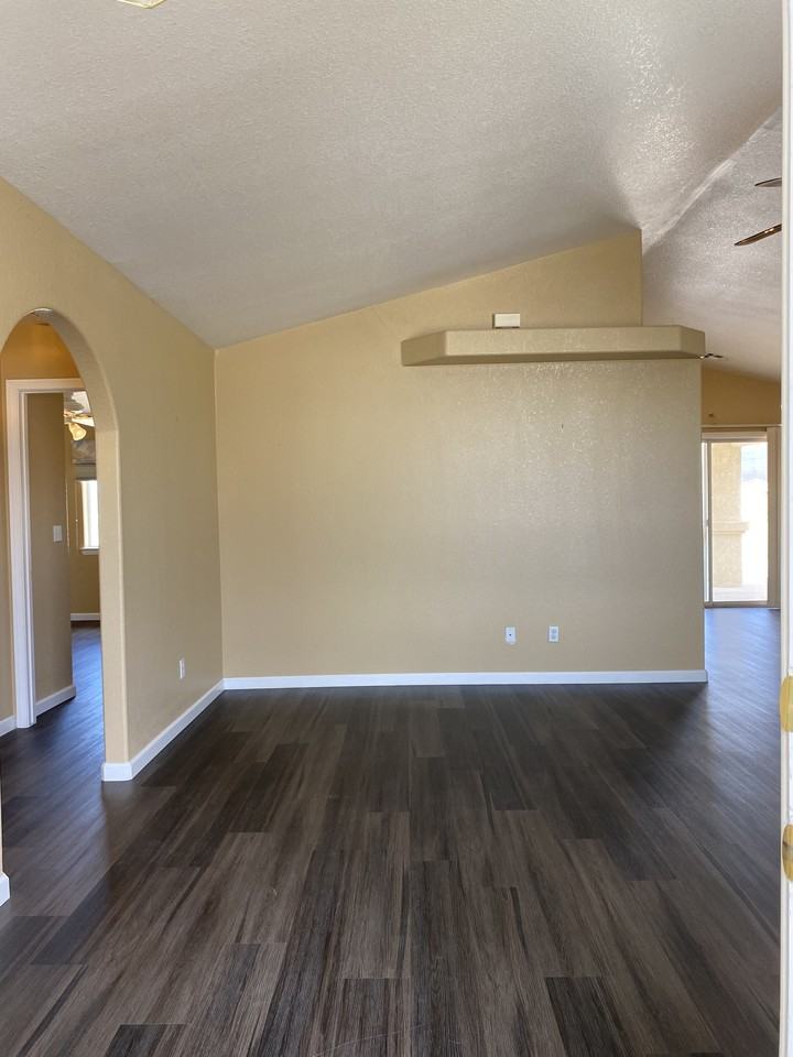 110 East Bluebird Avenue - Photo 3 of 32